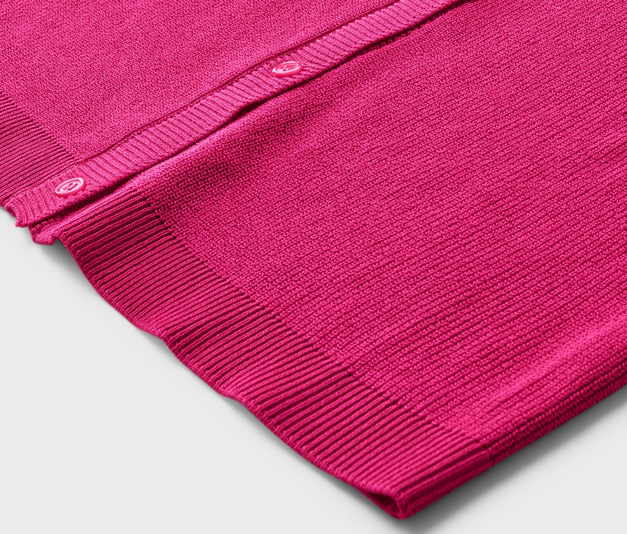 Detailansicht eines pinken Feinstrick-Cardigans mit Leinen.