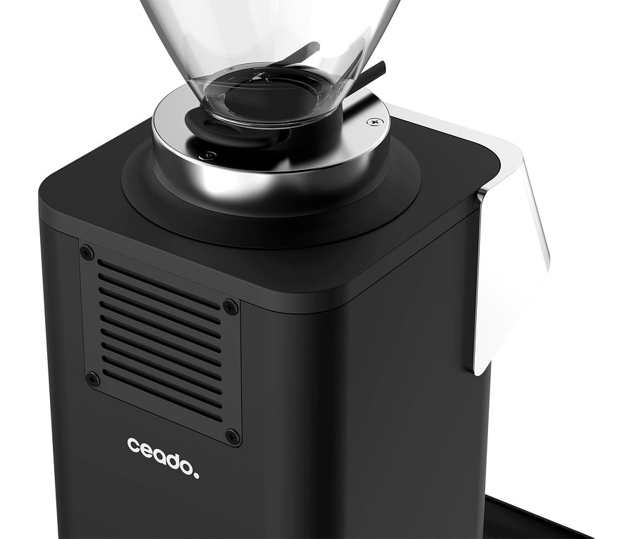 Nahaufnahme einer schwarzen Ceado Kaffeemühle mit transparentem Bohnenbehälter.