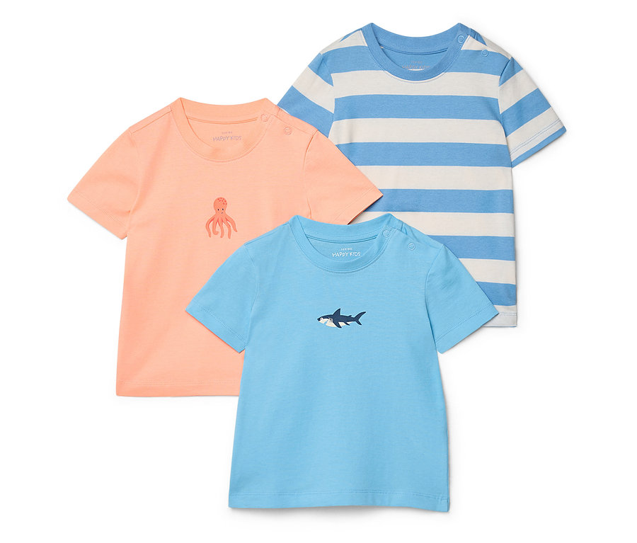 Drei T-Shirts liegen übereinander: ein orangefarbenes mit einem Oktopus, ein blau gestreiftes und ein hellblaues mit einem Hai.