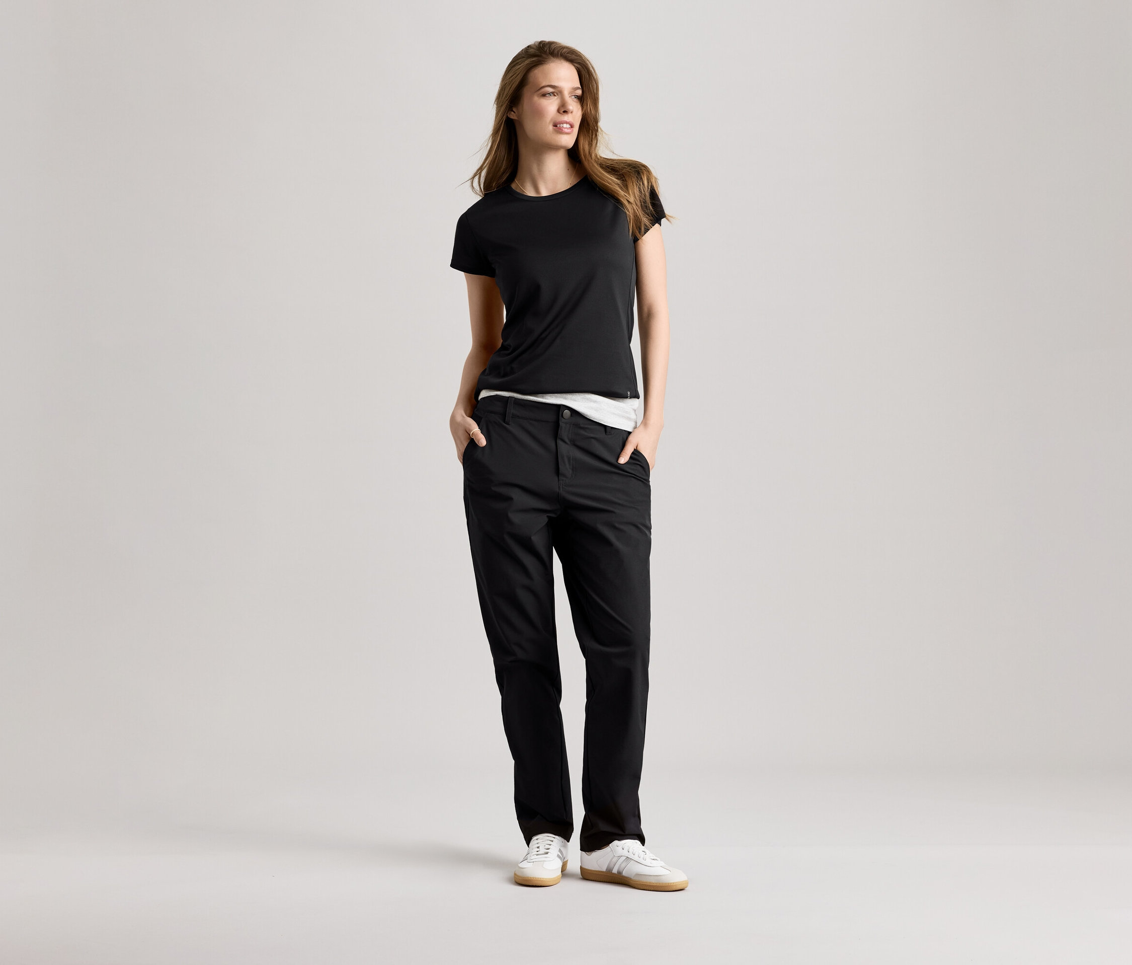 Frau in schwarzem Sportshirt und Hose. Das Sportshirt ist schwarz.