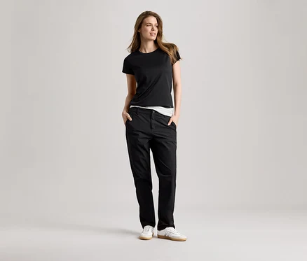 Frau in schwarzem Sportshirt und Hose. Das Sportshirt ist schwarz.