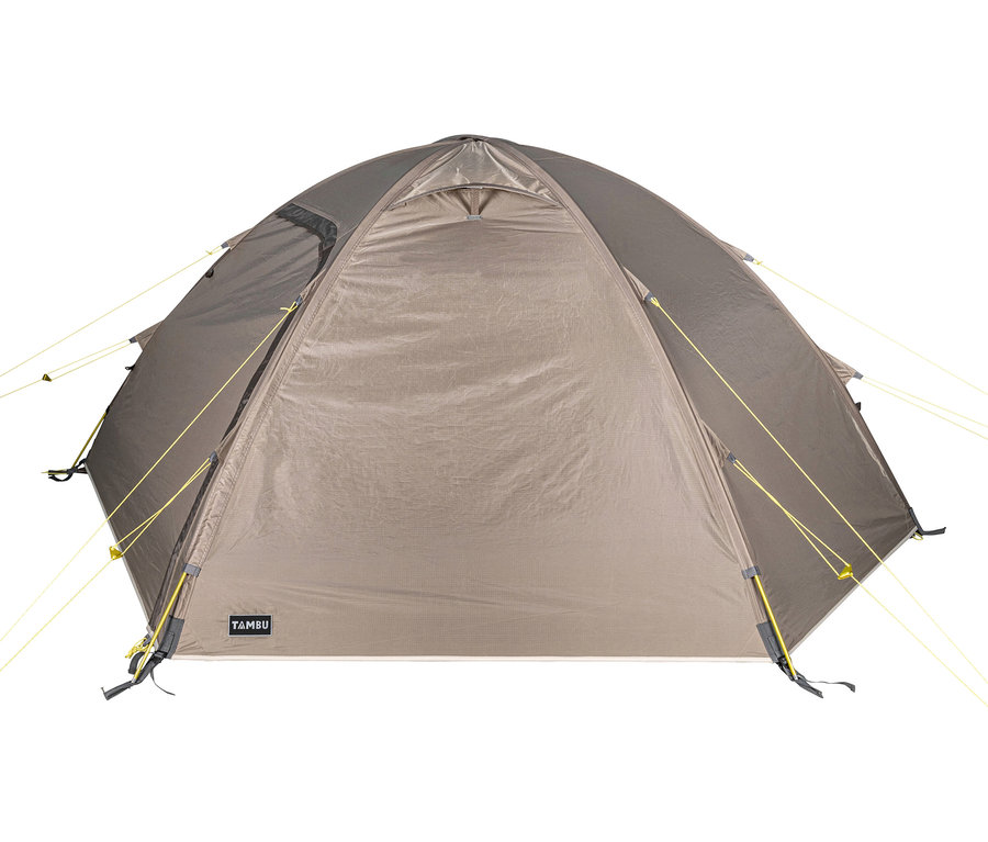 Das Tambu 2-Personen-Kuppelzelt »KAMALO 2« ist beige und grau und wird von gelben Seilen gehalten.