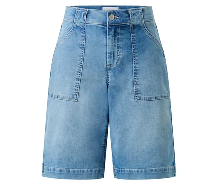 Hellblaue Jeansshorts mit aufgesetzten Taschen und Knopfverschluss.