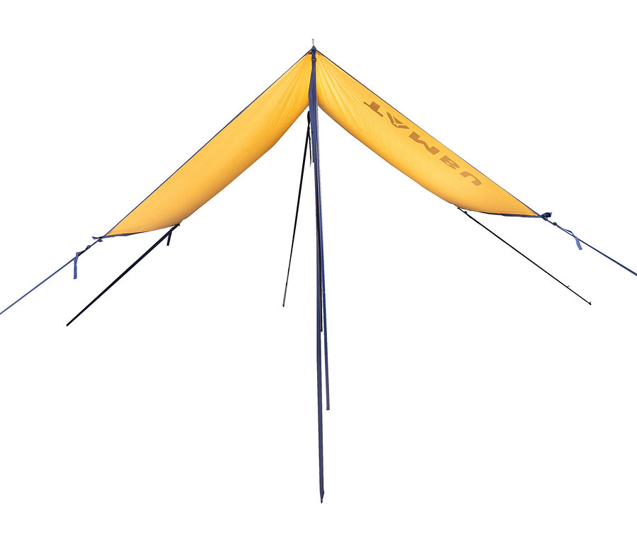 Gelbes Tambu »CHADA« Tarp/Sonnensegel, von unten fotografiert und mit Stangen aufgespannt.