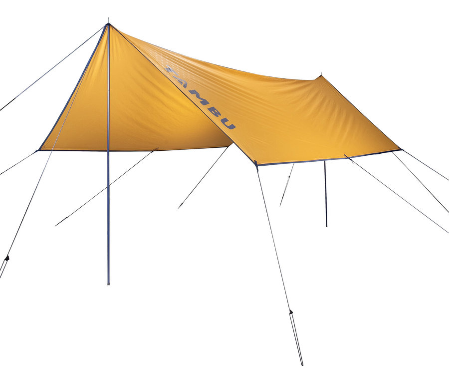 Das Tambu »PALA« Tarp/Sonnensegel ist aufgespannt und wird von Seilen gehalten.