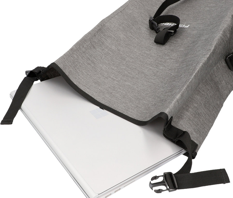 Graue Fischer Gepäckträgertasche Plus Cita mit einem weißen Laptop darin.