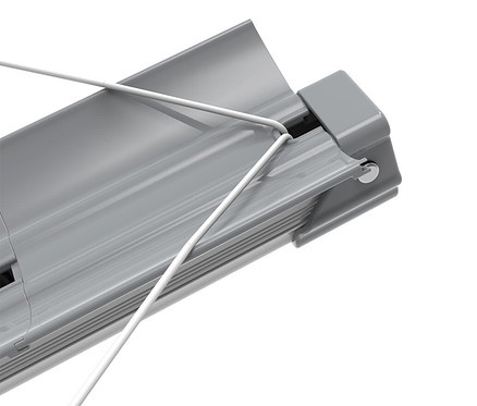 Detailansicht einer grauen Jalousie mit weißen Zugschnüren.