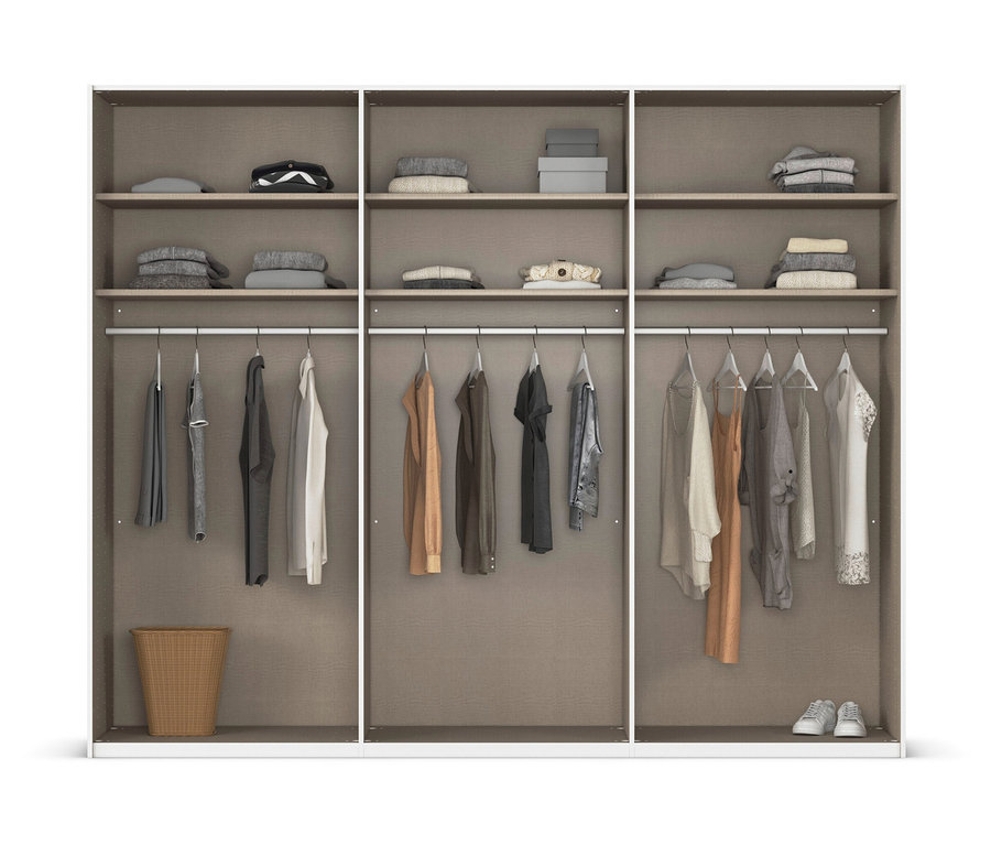 Offener, dreiteiliger Kleiderschrank mit Regalen, Kleidung an Kleiderbügeln, einem Wäschekorb und Schuhen.