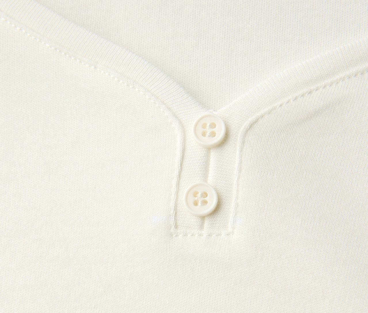 Detailansicht eines weißen Street One 3/4-Shirts mit Knopfdetail.