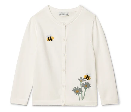 Eine cremefarbene Strickjacke mit aufgestickten Bienen und grauen Gänseblümchen.