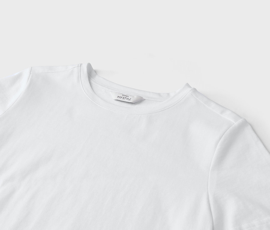 Nahaufnahme eines weißen T-Shirts mit einem Etikett mit der Aufschrift "Tchibo My Style".