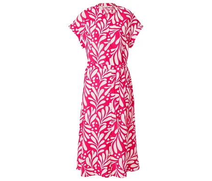Ein rosa Hemdkleid mit weißem Blattmuster und einem passenden Gürtel ist zu sehen.