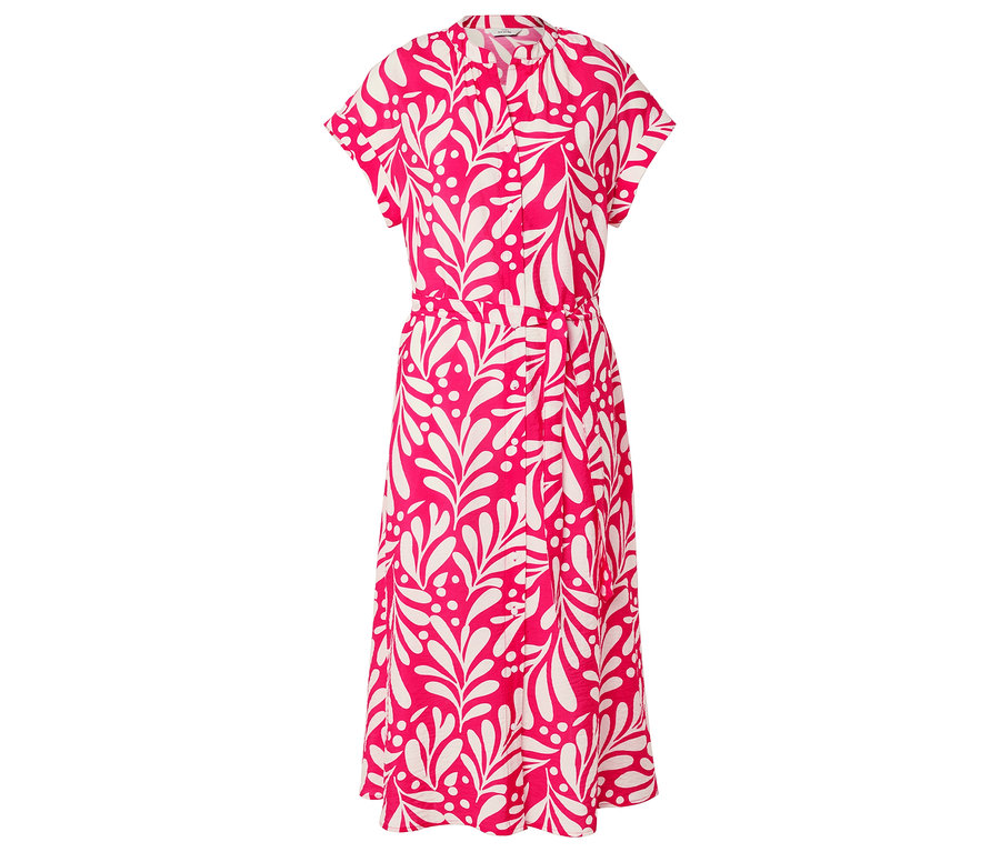 Ein rosa Hemdkleid mit weißem Blattmuster und einem passenden Gürtel ist zu sehen.