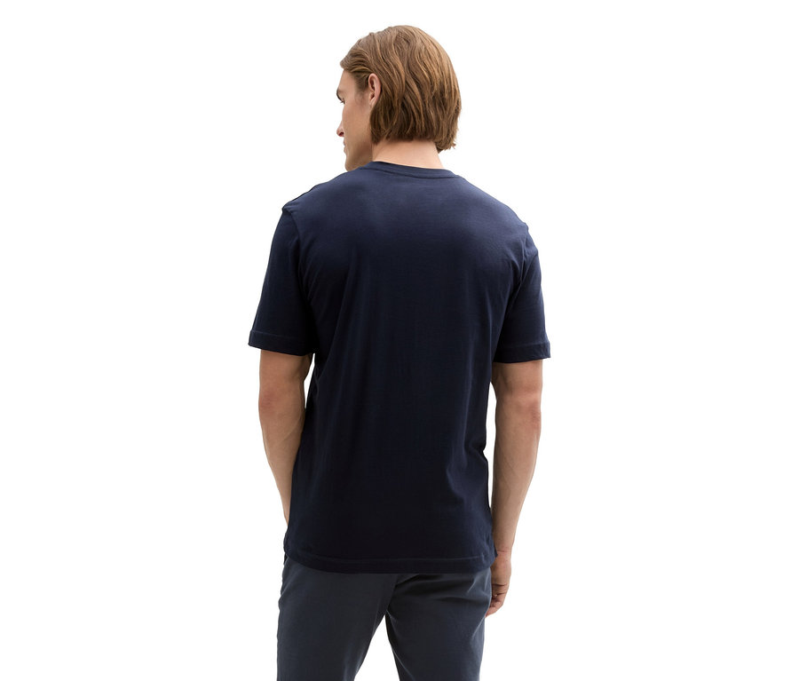 Mann von hinten mit Tom Tailor T-Shirt mit Logo, Sky Captain Blue und dunkler Hose.