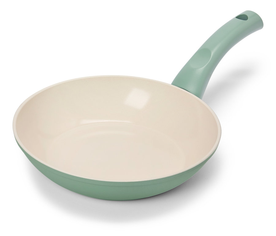 Eine hellgrüne Bratpfanne mit cremefarbener Innenseite liegt auf einem weißen Hintergrund.