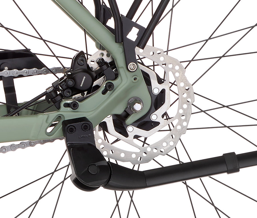 Nahaufnahme vom Hinterrad eines Fischer CITA 2403 CB Fahrrads, das eine Scheibenbremse und einen Ständer zeigt.