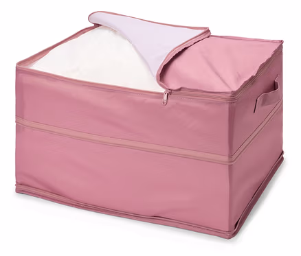 Rosa Aufbewahrungsbox mit teilweise geöffnetem Reißverschluss und weißer Wäsche im Inneren.