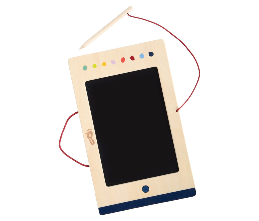 Die small foot LCD Schreibtafel »Educate« mit Stift und roter Kordel liegt auf einem weißen Untergrund.