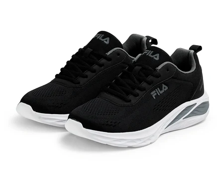 Zwei schwarze FILA Specctris Herren-Sneaker mit weißen Sohlen und grauen Akzenten auf weißem Hintergrund.