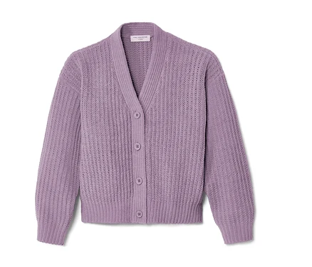 Lila Strickjacke mit V-Ausschnitt und Knopfleiste.