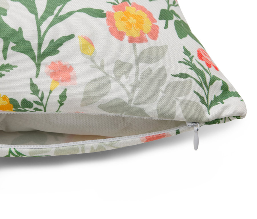 Nahaufnahme eines Kissenbezugs mit Reißverschluss und Blumenmuster.