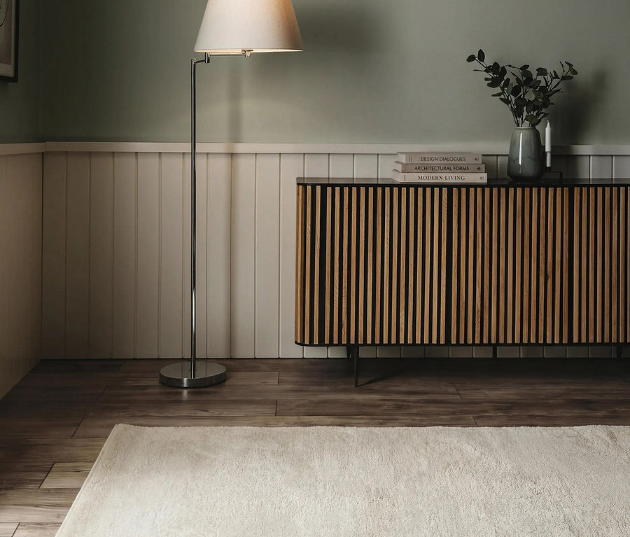 Weißer benuta Läufer »Soda«, ca. 80 x 240 cm, auf Holzboden, daneben eine Stehlampe und ein Holzschrank vor einer hellgrünen Wand.