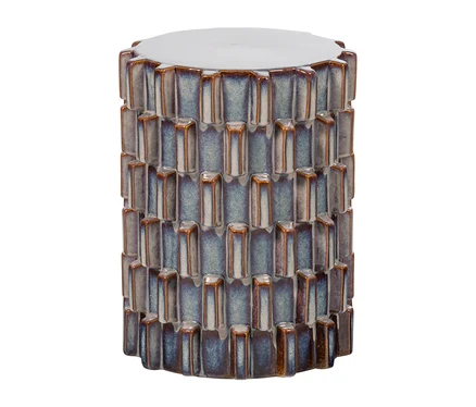 Zylindrischer Hocker/Beistelltisch aus Keramik mit strukturierter Oberfläche aus blaugrauen, erhabenen Rechtecken und braunen Akzenten.