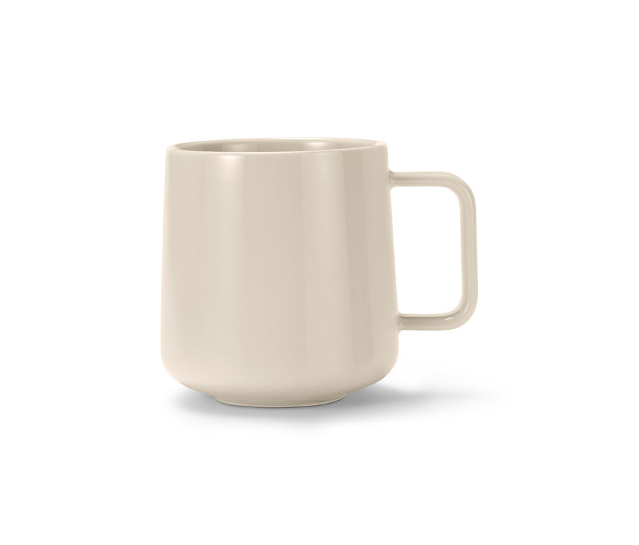 Beiger Kaffeebecher mit Henkel auf weißem Hintergrund.