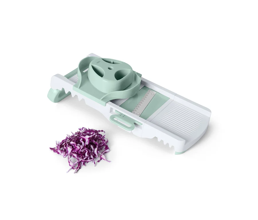 Gemüsehobel mit geschnittenem Rotkohl.