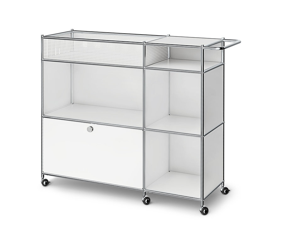 Weißes, modulares Aufbewahrungsmöbel auf Rollen mit Chromrahmen, offenen Fächern, einem geschlossenen Fach mit Griff und einem perforierten Metallpaneel oben.