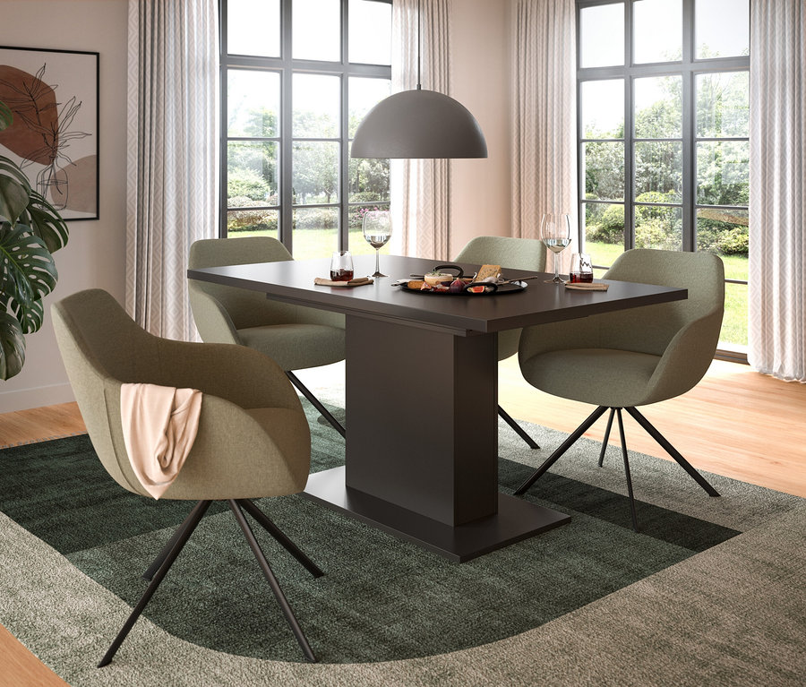 Ein modernes Esszimmer mit einem dunkelbraunen, rechteckigen Tisch, vier olivgrünen Stühlen und einer dunkelgrauen Pendelleuchte. Der Tisch ist mit einer Snackplatte, Weingläsern und kleinen Tellern gedeckt. Große Fenster blicken auf einen grünen Garten, und ein gemusterter Teppich liegt auf dem Holzboden.