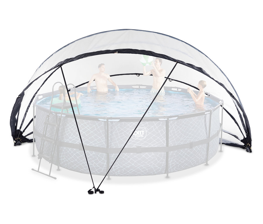 Ein runder Aufstellpool mit einer transparenten Kuppelabdeckung. Vier Personen, darunter zwei Erwachsene und zwei Kinder, schwimmen und spielen im Pool, ein Erwachsener hält einen Wasserball. Eine Leiter ist am Pool befestigt.