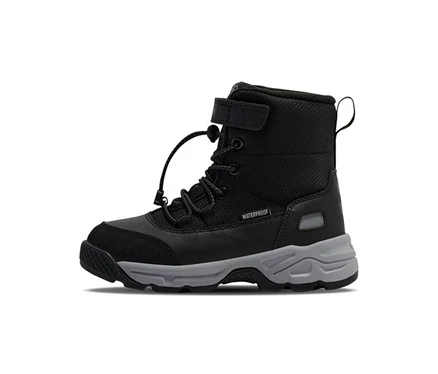 Schwarzer hummel® Schneestiefel Snow Boot Tex mit grauer Sohle, Schnürsenkeln und Klettverschluss.