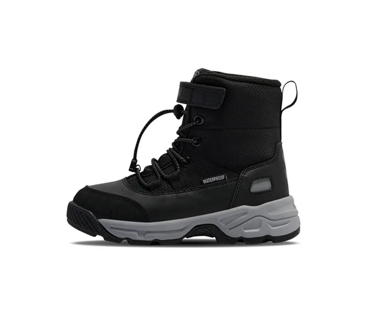 Schwarzer hummel® Schneestiefel Snow Boot Tex mit grauer Sohle, Schnürsenkeln und Klettverschluss.