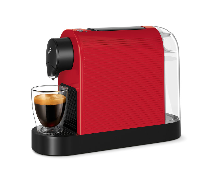 Rote Cafissimo pure+ Kaffeemaschine mit einer Tasse Kaffee.