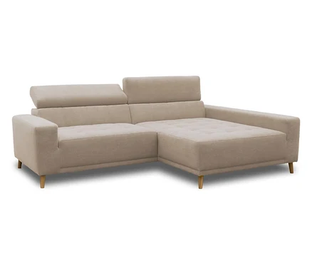 Ein beiges L-förmiges Ecksofa mit getufteten Sitzkissen, verstellbaren Kopfstützen und hellen, konischen Holzbeinen, vor weißem Hintergrund.