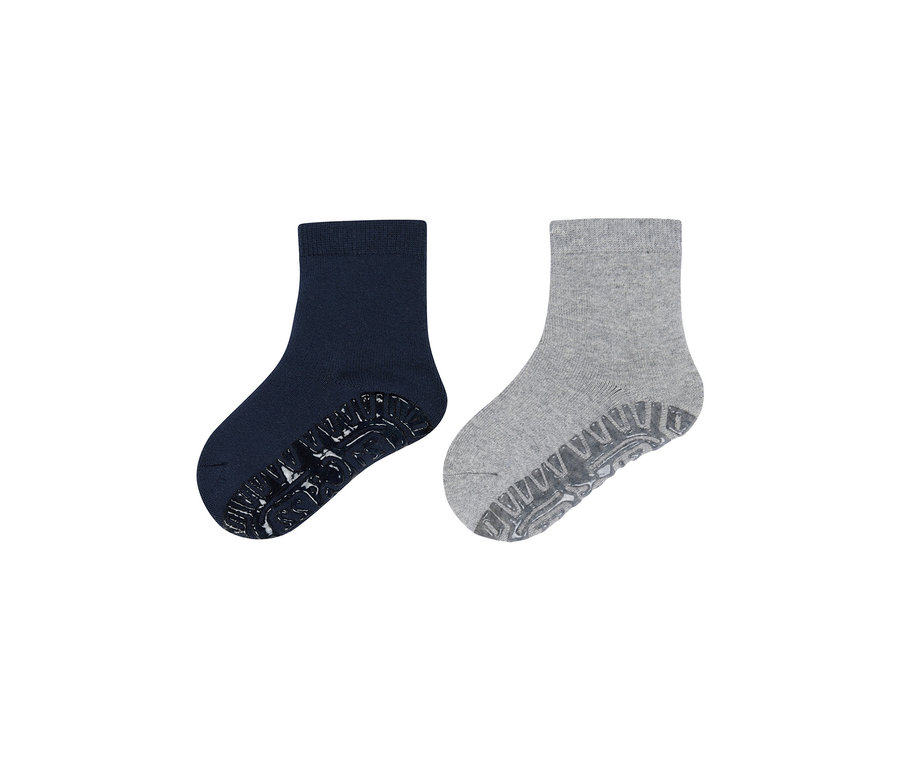 Zwei knöchelhohe Socken, eine dunkelblaue und eine hellgraue, beide mit Antirutsch-Sohlen.