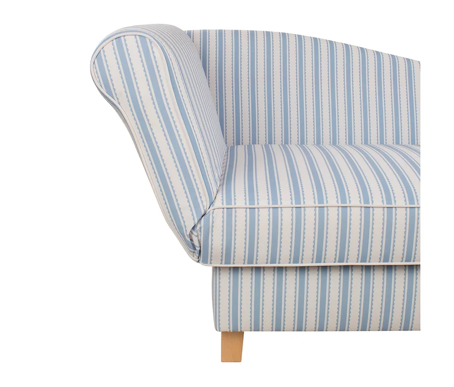 Nahaufnahme eines hellblau-weiß gestreiften Sofas oder Sessels mit geschwungener Armlehne und hellen Holzbeinen. Der Stoff zeigt abwechselnd hellblaue Streifen und weiße Streifen mit wellenförmigem hellblauem Muster.