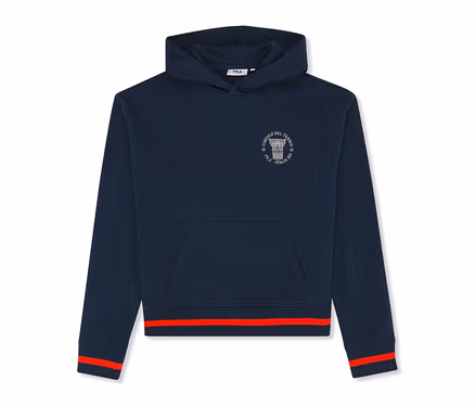 Dunkelblauer FILA Damen-Hoodie »MARLIA« mit Kapuze und Kängurutasche. Auf der Brust ist ein weißes, rundes Logo mit der Aufschrift „CIRCOLO DEL TENNIS“ und „FILA“ zu sehen. Rote Streifen zieren die Ärmelbündchen und den Saum.