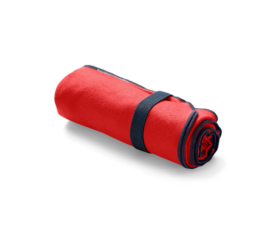 Ein gerolltes, rotes Microfaser-Handtuch mit einem dunkelblauen Gummiband.
