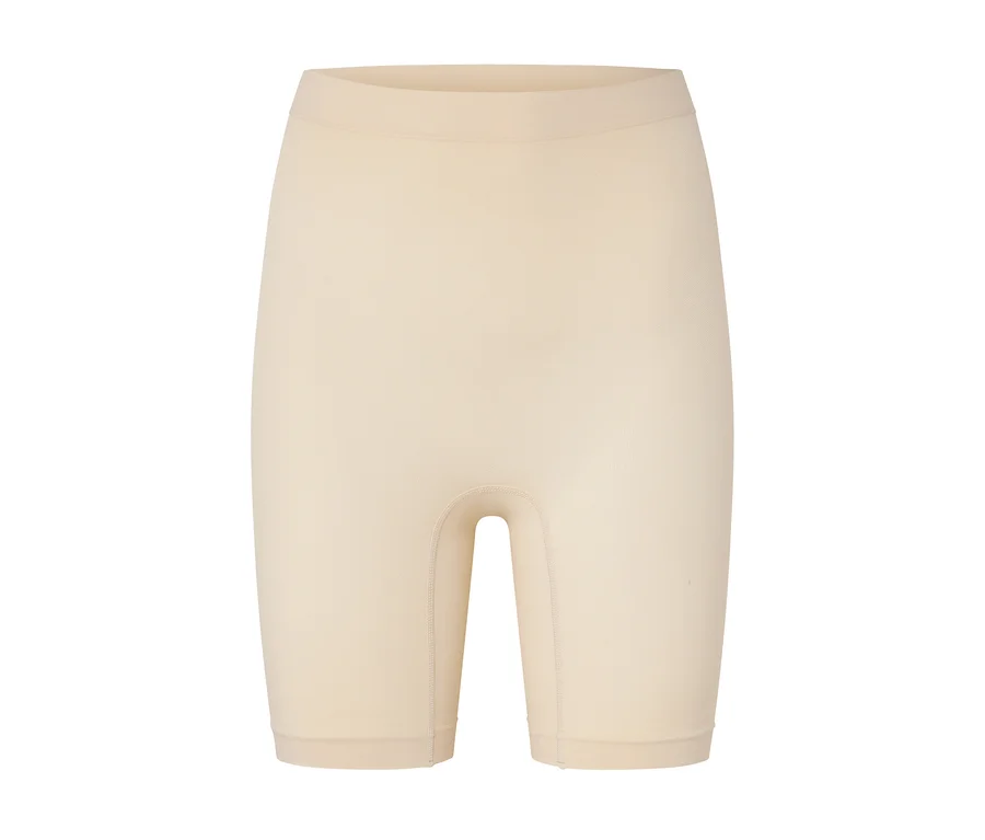 Beige Shapewear-Shorts vor einem weißen Hintergrund.