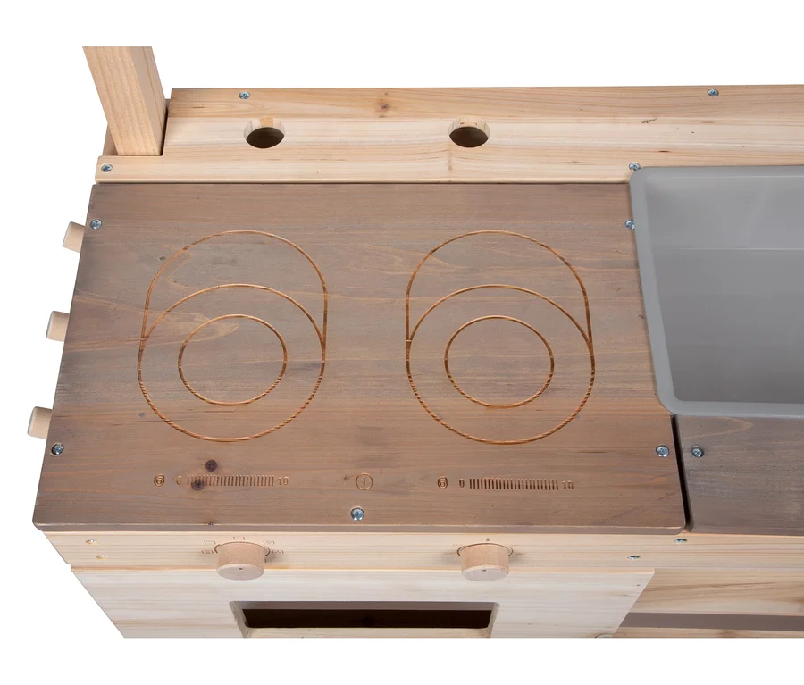 Detailansicht der small foot Matschküche und Kaufladen mit Kochplatten, Spüle und Reglern.
