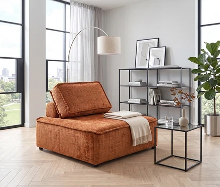 Rostfarbene Chaiselongue mit beiger Decke in einem modernen Wohnzimmer mit großen Fenstern, schwarzem Regal und Bogenlampe.