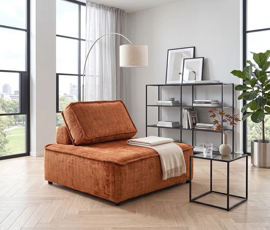 Rostfarbene Chaiselongue mit beiger Decke in einem modernen Wohnzimmer mit großen Fenstern, schwarzem Regal und Bogenlampe.