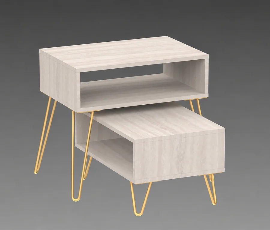 Zwei Beistelltische aus hellem Holz mit goldfarbenen Haarnadelbeinen. Der höhere Tisch mit offenem Fach steht teilweise über dem kleineren Tisch.