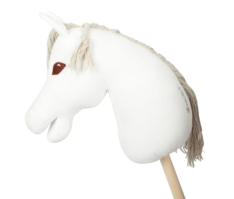 Weißes Plüsch-Steckenpferd mit hellbrauner Garnmähne und gestickten braunen Augen, befestigt an einem Holzstab. Der Name „Sabrina“ ist auf dem Hals eingestickt.
