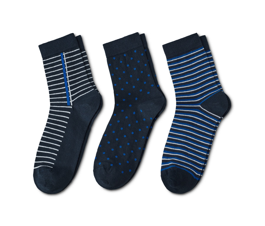 Drei Paar Socken mit verschiedenen Mustern.