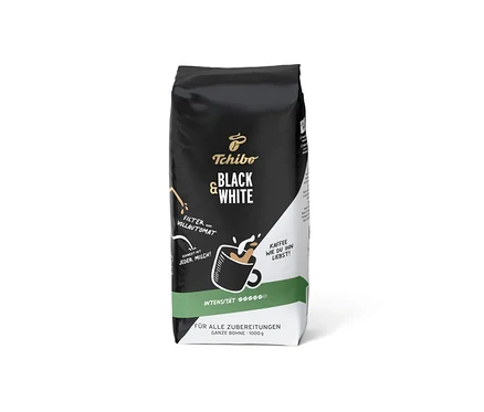 Schwarze und weiße Tchibo BLACK & WHITE 1 kg Ganze Bohne Kaffeepackung mit Tasse und Milchschaum-Illustration.