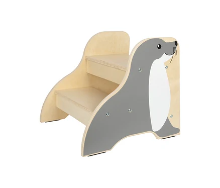 Hölzerner small foot Tritthocker Seehund »Wildlife« mit zwei Stufen, grauem Seehund-Design und weißem Bauch.