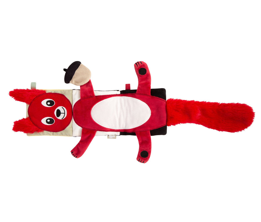 Rotes eichhörnchenförmiges Baby-Activity-Spielzeug, flach liegend, mit flauschigem rotem Schwanz, weißem Bauchfleck, Eichel auf dem Kopf und weichen Buchseiten.